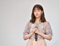 　宝田明さんに向かって黙とうをささげる乃木坂４６・岩本蓮加（撮影・西岡正）