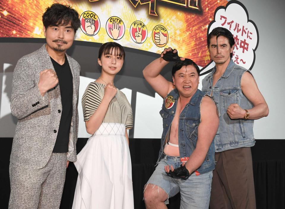 　爆笑舞台あいさつを行った（左から）小澤征悦、上白石萌歌、スギちゃん、伊藤英明（撮影・金田祐二）