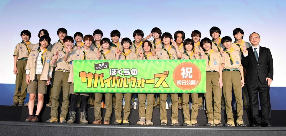 　初日舞台あいさつに登場したＬｉｌ　かんさい、少年忍者のメンバーと川村泰祐監督（前列右端）＝撮影・佐々木彰尚
