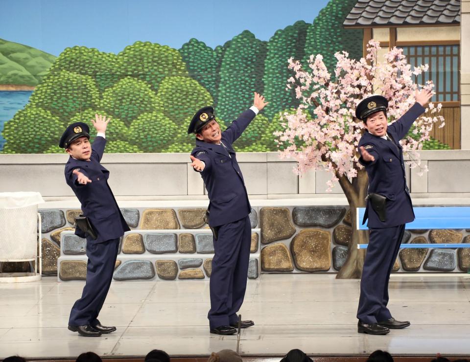 「伝説の一日」初日公演で「さんまの駐在さん」に出演した（左から）岡村隆史、明石家さんま、今田耕司