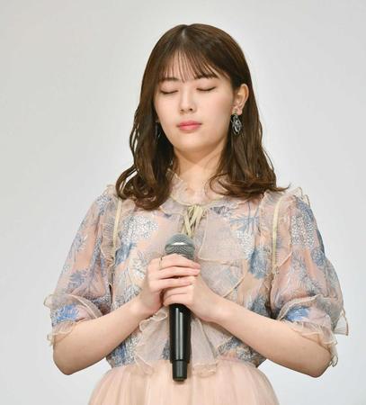 　宝田明さんに向かって黙とうをささげる乃木坂４６・岩本蓮加（撮影・西岡正）