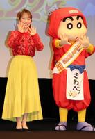 　赤と黄色の“しんちゃんカラーコーデ”で登壇した川栄李奈＝東京・内幸町