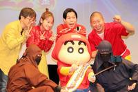 　「忍法自撮りの術」の掛け声で撮影する（後列左から）橋本昌和監督、川栄李奈、岩井勇気、澤部佑＝東京・内幸町