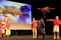 　壁役のハライチを飛び越える忍者を楽しそうに見つめる川栄李奈（左）＝東京・内幸町