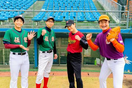 　草野球で対戦した（左から）前田裕太、ＲＥＯＴＯ、今市隆二、高岸宏行