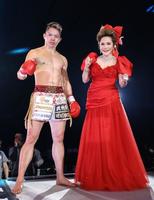 　勝利した不可思とポーズをとるデヴィ夫人＝代々木第一体育館