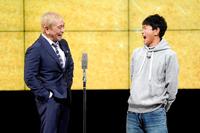 　３１年ぶりに漫才を披露したダウンタウンの松本人志（左）と浜田雅功