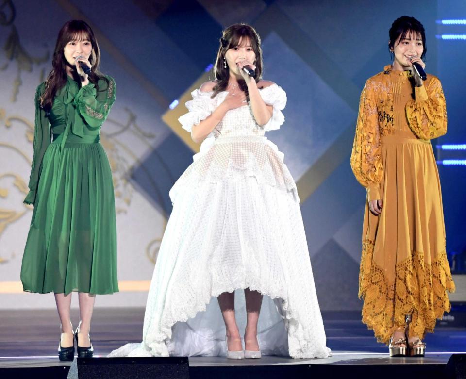 　同期の指原莉乃（左）、北原里英（右）と歌唱する宮崎美穂（撮影・棚橋慶太）