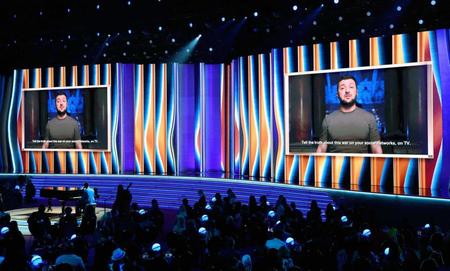 　グラミー賞の式典で、ビデオメッセージを寄せたウクライナのゼレンスキー大統領＝米ラスベガス（ロイター＝共同）