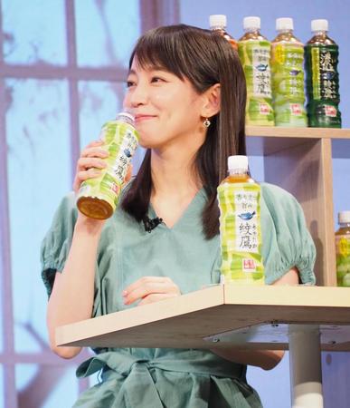 「リニューアル記念ＰＲイベント『綾鷹』ひらく、お茶会」で同商品を試飲する吉岡里帆