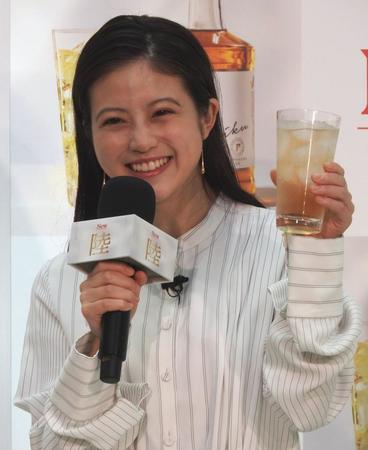 　「キリンウイスキー　陸」新発売記念発表会に登場し、乾杯する今田美桜