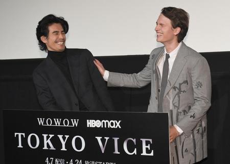 　伊藤英明、アンセル・エルゴート（撮影・金田祐二）