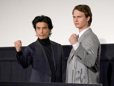 　再会を喜ぶ伊藤英明、アンセル・エルゴート（撮影・金田祐二）