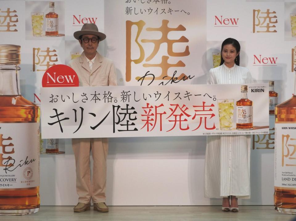 　「キリンウイスキー　陸」新発売記念発表会に登場したリリー・フランキー（左）と今田美桜