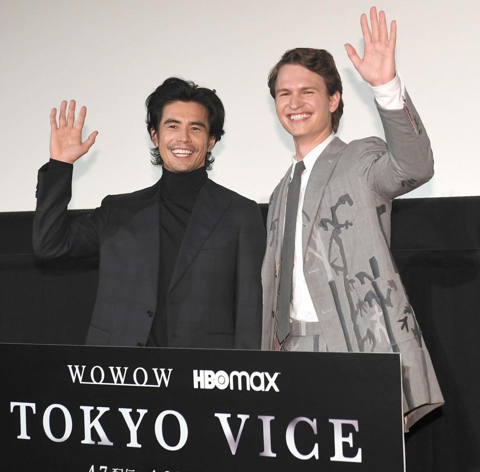 　再会を喜ぶ伊藤英明（左）とアンセル・エルゴート（撮影・金田祐二）