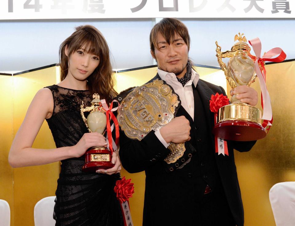 　プロレス大賞新人賞を受賞した赤井沙希（左）とＭＶＰを受賞した棚橋弘至＝２０１５年