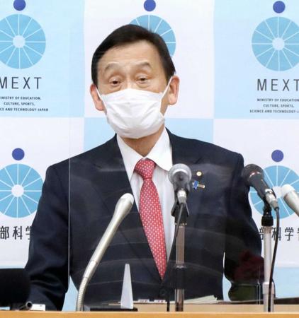 　記者会見する末松文科相
