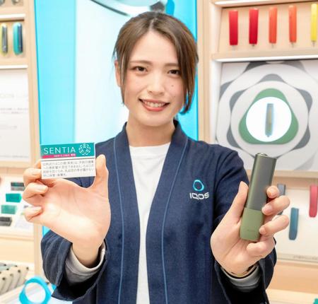 「ＩＱＯＳ　ＩＬＵＭＡ」（右）シリーズ専用たばこステックの新ブランド「ＳＥＮＴＩＡ」
