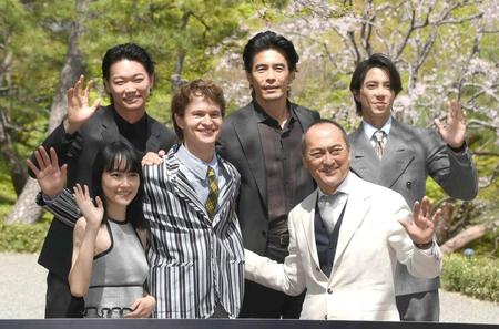 ドラマ「ＴＯＫＹＯ　ＶＩＣＥ」記者会見に出席した（前列左から）菊地凛子、アンセル・エルゴート、渡辺謙（後方左から）笠松将、伊藤英明、山下智久＝東京・白金台の八芳園（撮影・堀内翔）