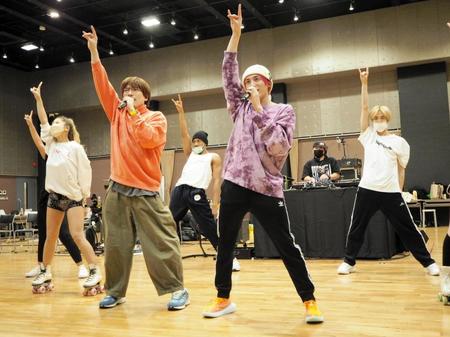 公開リハーサルを行うＥＸＩＴのりんたろー。（左）と兼近大樹＝都内