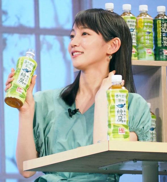 吉岡里帆が「綾鷹」飲み方指南 阿部サダヲに直接指導「アゴをスッと