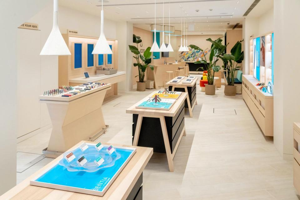 カフェスペースなどが設けられたＩＱＯＳストア広島の店内