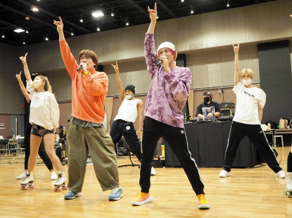 公開リハーサルを行うＥＸＩＴのりんたろー。（左）と兼近大樹＝都内