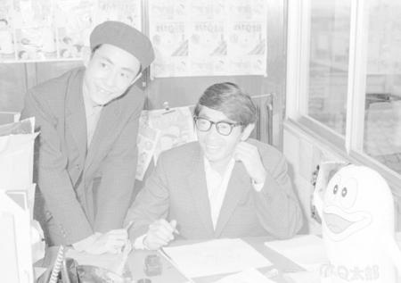 　若き日の藤子・Ｆ・不二雄さん（左）と藤子不二雄（Ａ）さん＝１９６５年１１月