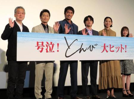 　笑顔で手を振る（左から）瀬々敬久監督、安田顕、阿部寛、北村匠海、杏、大島優子