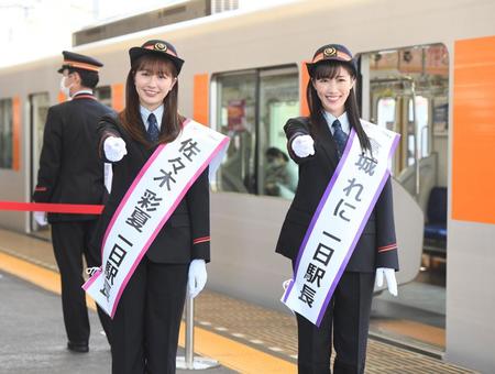 　出発指示合図を行い笑顔のももいろクローバーＺ・佐々木彩夏（左）と高城れに（撮影・金田祐二）