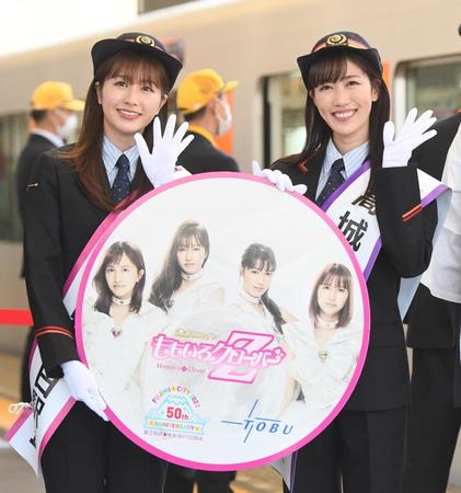 　ももクロオリジナルヘッドマークを手にする佐々木彩夏（左）と高城れに（撮影・金田祐二）