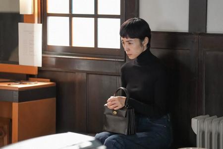 偕行社の楽屋で、るい（深津絵里）はガチガチに緊張して…