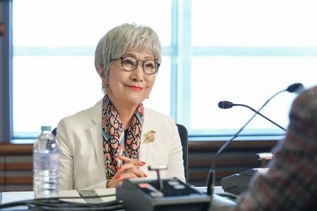 ラジオで話をするアニー・ヒラカワ（森山良子）