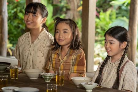 比嘉家長女の良子（土屋希乃・左）、次女の暢子（稲垣来泉・中央）、三女の歌子（布施愛織）