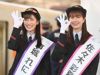 　「富士見市」を手話で披露するももいろクローバーＺ・高城れに、佐々木彩夏（撮影・金田祐二）