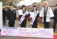 　ホームでセレモニーを行う（左から）山崎昌夫ふじみ野駅長、ももいろクローバーＺ・佐々木彩夏、高城れに、星野光弘富士見市長（撮影・金田祐二）