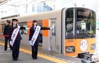 　ももクロオリジナルヘッドマークの付いた列車に出発指示合図を行う、佐々木彩夏（左）と高城れに（撮影・金田祐二）