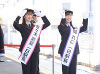 　列車を笑顔で見送るももいろクローバーＺ・佐々木彩夏（左）と高城れに（撮影・金田祐二）