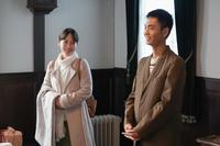 偕行社の楽屋で、母・るい（深津絵里）たちの様子を見守る、ひなた（川栄李奈）と弟の桃太郎（青木柚）