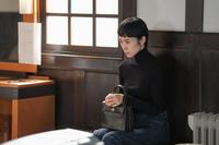 偕行社の楽屋で、るい（深津絵里）はガチガチに緊張して…