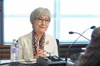 ラジオで話をするアニー・ヒラカワ（森山良子）