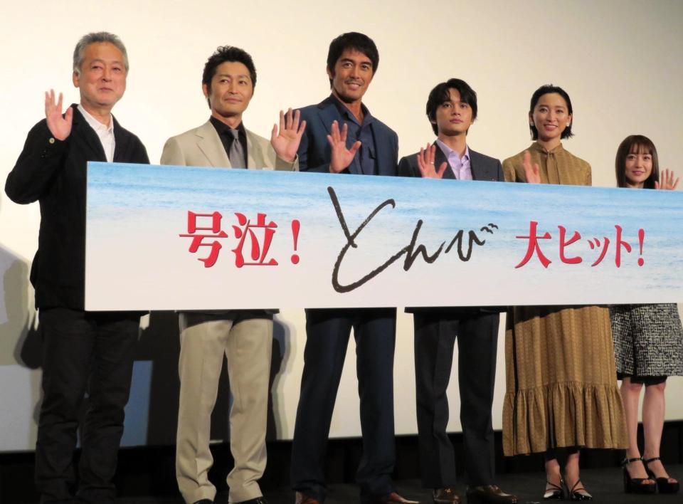 　笑顔で手を振る（左から）瀬々敬久監督、安田顕、阿部寛、北村匠海、杏、大島優子