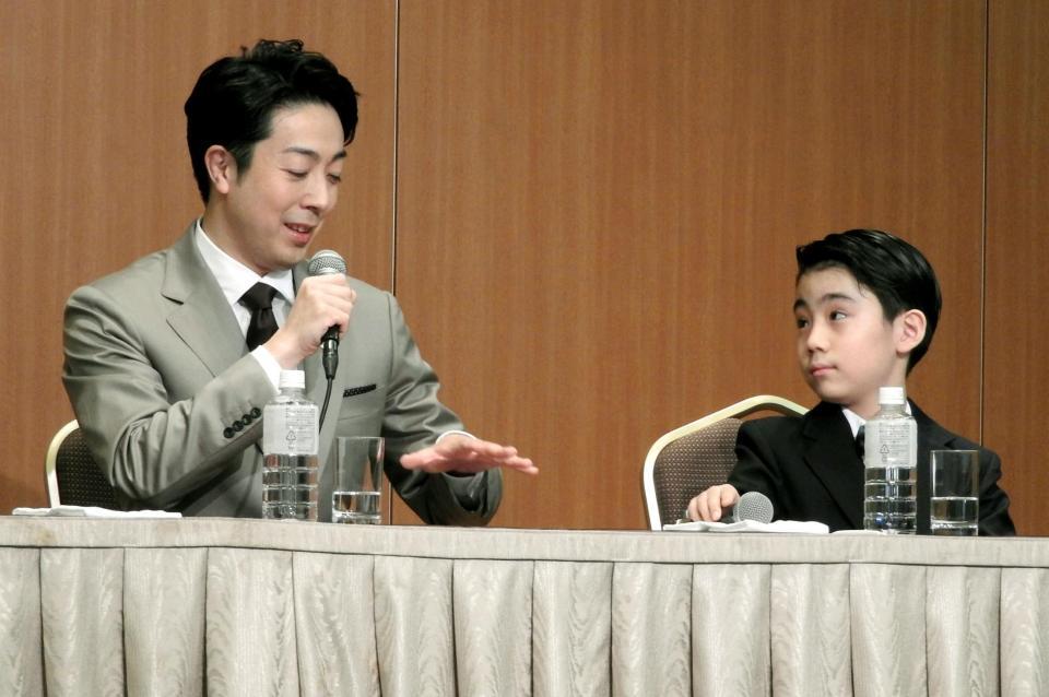 　尾上丑之助（右）に演目の内容を説明する尾上菊之助