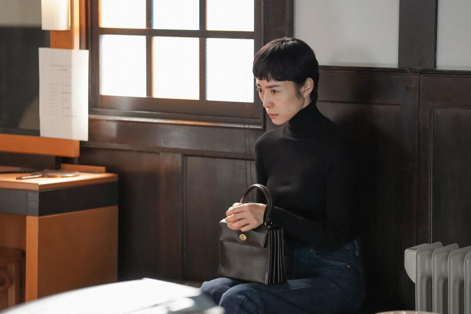 偕行社の楽屋で、るい（深津絵里）はガチガチに緊張して…