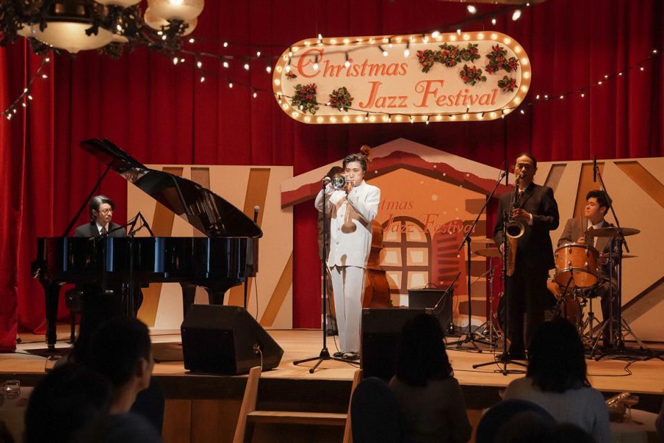 思い出の偕行社のステージに立つ錠一郎（オダギリジョー・左）と、トミー（早乙女太一・中央）