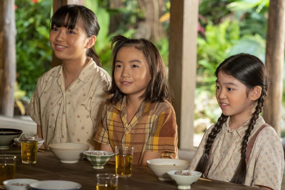 比嘉家長女の良子（土屋希乃・左）、次女の暢子（稲垣来泉・中央）、三女の歌子（布施愛織）