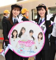 　ももクロオリジナルヘッドマークを手にする佐々木彩夏（左）と高城れに（撮影・金田祐二）