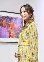 写真展を開催した第３子を妊娠中の鈴木亜美＝都内（撮影・佐々木彰尚）