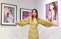 写真展を開催した鈴木亜美＝東京・麻布十番のｔｏｋｙｏａｒｔｓ　ｇａｌｌｅｒｙ（撮影・佐々木彰尚）