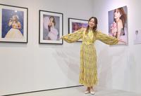 写真展を開催した鈴木亜美＝東京・麻布十番のｔｏｋｙｏａｒｔｓ　ｇａｌｌｅｒｙ（撮影・佐々木彰尚）